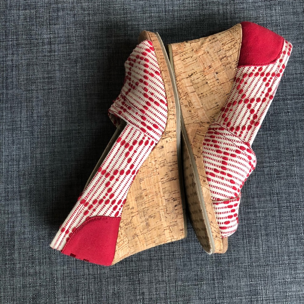 TOMS wedge peep toe shoe red white W 8